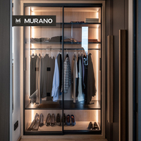 Großer Moderner Kleiderschrank mit Schwarzen Glastüren, LED-Streifenbeleuchtung und Aufbewahrungsregalen