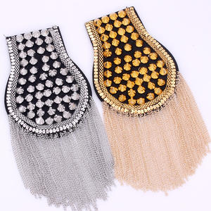 Venta al por mayor hombro charreteras borla enlace cadena Punk remaches flecos Charretera hombro insignia escenario vestido uniforme Accesorios - Product Image 1