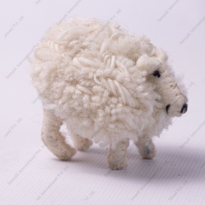Figurine de mouton en feutre de laine mérinos tricotée à la main, adorable poupée animale, couleur personnalisable, jouet éducatif unisexe, décorations de Noël pour - Product Image 3