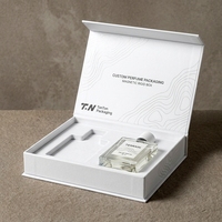 Boîte à parfum rigide de style livre blanc magnétique personnalisée de qualité supérieure avec insert ajusté pour la présentation et l'emballage cadeau de parfum