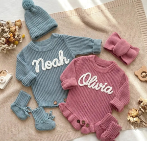 Combinaison en coton brodée avec nom personnalisé, chaussettes assorties et chapeau ou bandeau en option – Vêtements chauds d'automne pour bébé - Product Image 2