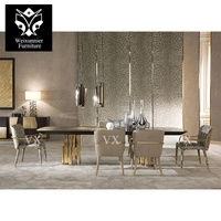 Table à manger contemporaine de luxe pour hôtel Base en acier inoxydable dorée Plateau rectangulaire en bois pour restaurants haut de gamme Espaces privés
