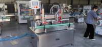 Machine de remplissage liquide automatique haute vitesse avec système servo, bouchage haute précision pour sachets de boissons et de shampoing, entraînement moteur