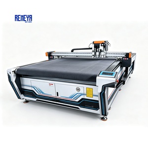 Cutter industriel REMEYA pour cuir avec fonction de découpe de préimprégnés et de PET recyclé pour sièges automobiles et systèmes en microfibre - Product Image 1
