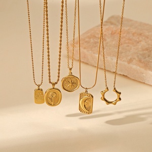 Collier pendentif lune et étoile en acier inoxydable en gros, collier rétro plaqué or, bijoux cadeau - Product Image 3