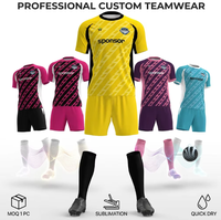 Ensemble Maillot et Short de Football Personnalisé pour Homme 100% Polyester Respirant Séchage Rapide Impression Numérique Nom d'Équipe Personnalisé Vêtements d'Été