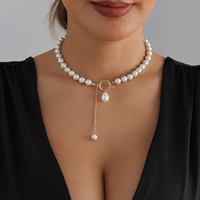 Collier ras du cou élégant en fausses perles avec fermoir à bascule doré et pendentif pompon, idéal pour le quotidien, les fêtes et les mariages