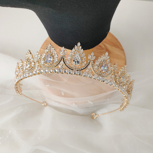 Classica Tiara da Regina di Bellezza, Corona con Zirconi e Strass per Spose e Donne - Product Image 3