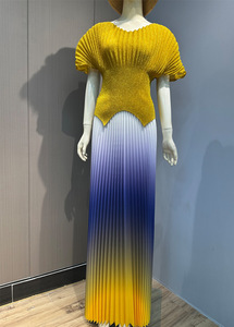 Nouvelle arrivée : Ensemble jupe et haut asymétrique plissé à manches chauve-souris et dégradé de couleurs brillantes pour femme – Tendance - Product Image 3