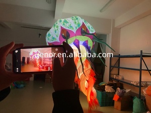 Marionnette gonflable géante et colorée en forme de méduse pour défilé d'adultes - Product Image 2