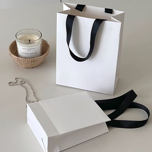 Túi giấy đựng quà cao cấp, ép kim vàng, cán mờ, ép nổi, in logo, kích thước lớn/trung bình, màu trắng, chắc chắn, dùng cho cửa hàng quần áo - Product Image 5