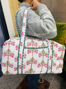 Bolsa de lona informal grande de algodón acolchado, hecha a mano, para fin de semana, viajes y pasar la noche, con diseño estampado en bloques. - Product Image 3