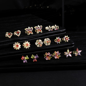 Pendientes de botón de oro de 14k chapados al por mayor con gemas multicolor, diseños surtidos de mariposa, flor, corazón y corona para mujer - Product Image 1