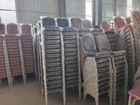 Chaise de restaurant fabriquée en Chine, robuste et résistante, chaise de salle d'événements, chaise de banquet empilable avec cadre en métal doré, en vente