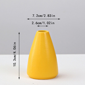 Jarrón de Cerámica de Lujo con Acabado Premium en Amarillo Claro para Decoración del Hogar, Exhibición de Flores Secas y Consola de TV para B&B - Product Image 6