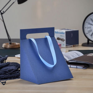 Caja de Regalo Magnética Triangular Personalizable con Asa de Cinta, Laminado Mate, Forro de Esponja, Cajas de Papel para Empaque de Cosméticos - Product Image 1