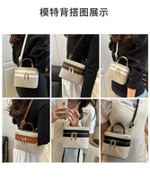 Sac messager imperméable en cuir PU géométrique de forme encadrée pour femmes Senjia, décoration en pompon, doublure en nylon, fermeture à glissière