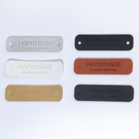 Étiquettes en cuir personnalisées en gros pour la mode, avec logo personnalisé en relief/creux, pour accessoires