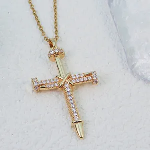 Vêtements quotidiens pour femmes Collier pendentif croix plaqué or Accessoire de bijoux de mode spécial