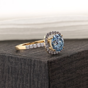 Bague élégante la plus vendue avec pierre bleue et diamant de laboratoire taille ronde étincelant, en or 14 carats, bijoux de mariage - Product Image 2