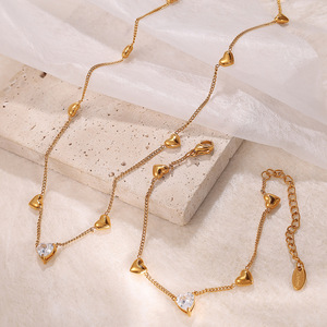 Conjunto de collar de acero inoxidable en forma de corazón, tono dorado con bisel de piedra blanca para mujer, regalo para ocasiones especiales - Product Image 1