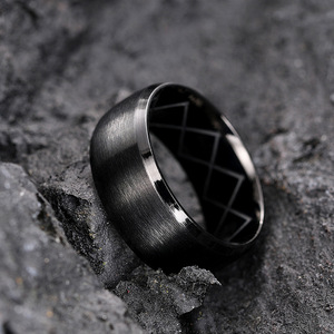 Anello geometrico scuro di lusso con incisioni, gioiello di moda unisex, accessorio elegante di nicchia - Product Image 2