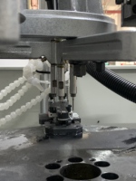 Machine de perçage et de taraudage multi-axes à haute efficacité avec bras mécanique pour le chargement et le déchargement