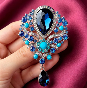 Broche de Flor con Cristales de Estrás en Forma de Pera, Colgante de Aleación Chapado en Oro, Joyería de Lujo para Mujer, Regalo de Boda o Compromiso - Product Image 3