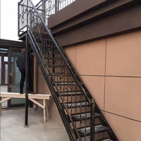 Échelle industrielle en acier galvanisé pour extérieur avec balustrades et mains courantes – Services de fabrication