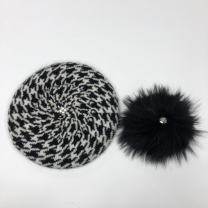 2022 boinas <span class=keywords><strong>de</strong></span> ganchillo hechas <span class=keywords><strong>a</strong></span> mano al por mayor conjunto <span class=keywords><strong>de</strong></span> <span class=keywords><strong>guantes</strong></span> y sombreros <span class=keywords><strong>de</strong></span> bufanda <span class=keywords><strong>de</strong></span> invierno <span class=keywords><strong>de</strong></span> punto - Product Image 4