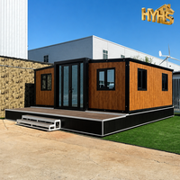 Mini-maison de 20 pieds sur pont, extérieur en bois grainé brun foncé, toit à pignon, certifiée AU/NZ et UE, taille personnalisable disponible