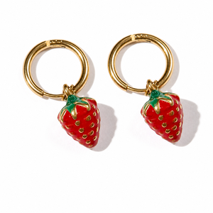 Boucles d'oreilles créoles à breloques fraise en acier inoxydable plaqué or 14K sous vide, avec émail rouge et vert, pendantes en forme de fruit - Product Image 1