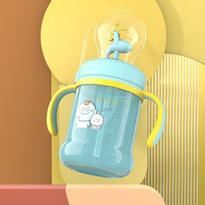 Bicchiere usa e getta in plastica a forma di balena da 24 once con manico, cannuccia e coperchio per adulti e bambini - Product Image 3