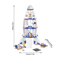 Un grand modèle de fusée spatiale bleu de démontage et d'assemblage faits à la main de jouets en bois pour enfants