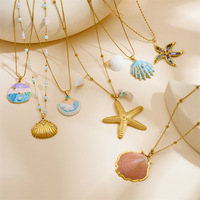 Collier en acier inoxydable plaqué or avec breloques coquillage, étoile de mer et conque, perle, pour femme, idéal pour les vacances à la plage - Vente en gros de bijoux en acier inoxydable