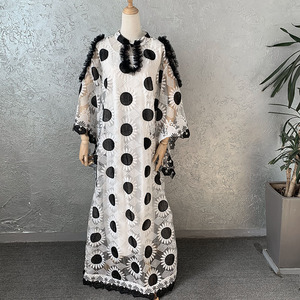 Robe en dentelle brodée de fleurs noires et blanches africaines, taille unique, avec manteau - Product Image 5