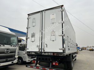 Camion de transport de poussins d'un jour HOWO 4X2 160hp avec groupe frigorifique importé, camion frigorifique pour livraison de volailles - Product Image 4