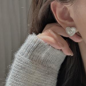 Boucles d'oreilles en argent pur S925, cœur brossé, design vintage et de niche, luxe léger, simple, en forme de cœur avec diamant comme pierre principale - Product Image 2