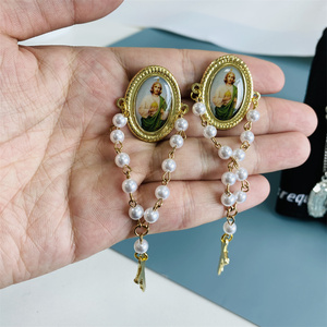 Épingles en émail doux en métal doré de conception gratuite Épingle à chapeau San <span class=keywords><strong>Judas</strong></span> mexicaine avec chaîne de perles Épingle en émail croisé pour chapeaux - Product Image 1