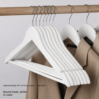 Cintres en bois massif modernes et minimalistes noir et blanc, antidérapants, style épaule, pour la vente en gros transfrontalière