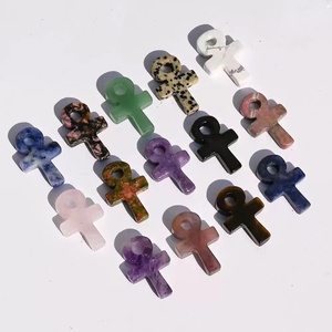 Ciondolo in Cristallo Naturale di Ametista e Quarzo Rosa a Prezzo di Fabbrica, Croce Ankh in Cristallo Intagliato da 3cm per Creazione di Gioielli - Product Image 3