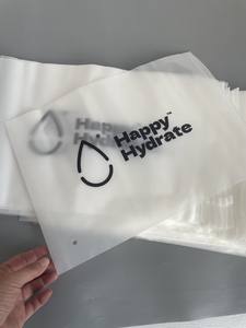 Sac à fermeture éclair givré en plastique écologique personnalisable avec logo pour vêtements et emballages de vêtements - Sac à fermeture éclair noir - Product Image 4