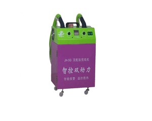 Petite machine à coudre pour surjeter les tapis avec couteaux de découpe - Product Image 1