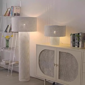 Lámpara de pie minimalista de malla metálica con pantalla blanca para sala de estar, hotel o habitación modelo - Product Image 1