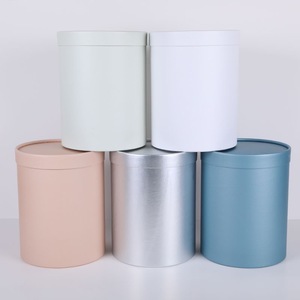 Scatola Rotonda Premium Semplice a Tubo Cilindrico in Carta Kraft con Stampa e Manico per Confezione Regalo di Rose e Fiori - Product Image 3