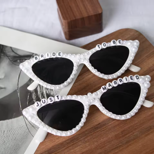 Lunettes de soleil en perles Just Married pour la fête de mariage, la fête de fiançailles, les accessoires de décoration de mariage, les accessoires photo, cadeau pour la future mariée - Product Image 1