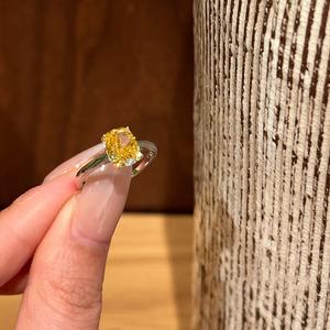 Anillo Clásico de Plata Pura S925 con Cuatro Garras y Diamante Amarillo de la Fortuna, Diseño de Nicho, Simple y Exquisito - Product Image 1