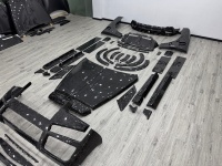 Kit carrosserie en carbone sec M-Style pour Rolls-Royce Cullinan : Capot, passages de roues, jupes latérales, calandre avant, aileron arrière.