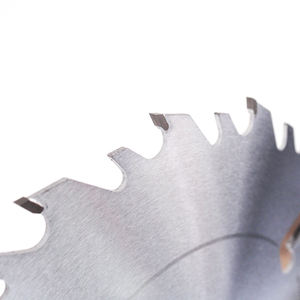 Lame de scie circulaire TCT multi-traces 300 18T avec racloirs et fentes pour le sciage et la découpe du bois mou et brut - Product Image 4