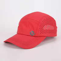 Casquette de baseball design imperméable découpée au laser avec trou en nylon à 5 panneaux chapeaux de papa non structurés avec logo personnalisé et courbes à bord